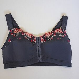 Black and Red Embroidered Feminine Bra Size 105E Front Latches